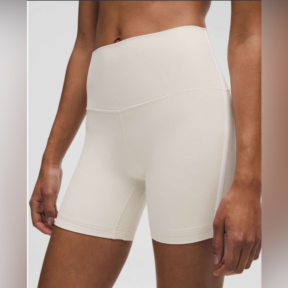 Lululemon Align High-Rise Side-Stripe Short 6"
Light Ivory / White Size 10